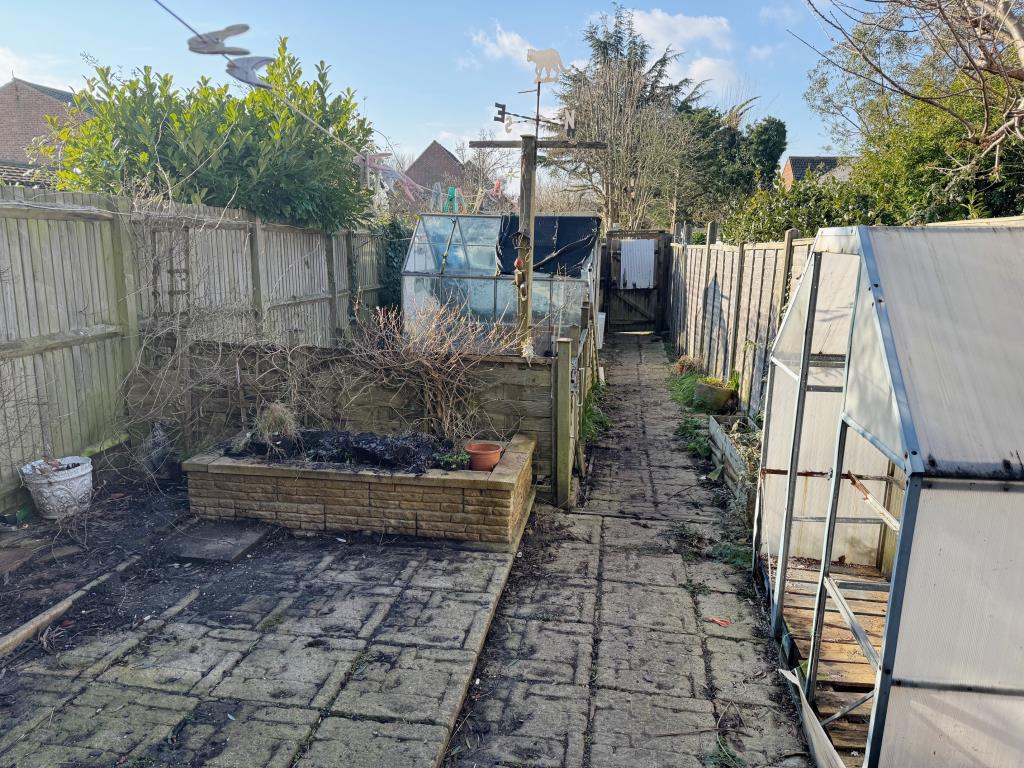 Lot: 131 - THREE BEDROOM HOUSE IN CINQUE PORT TOWN - Rear garden